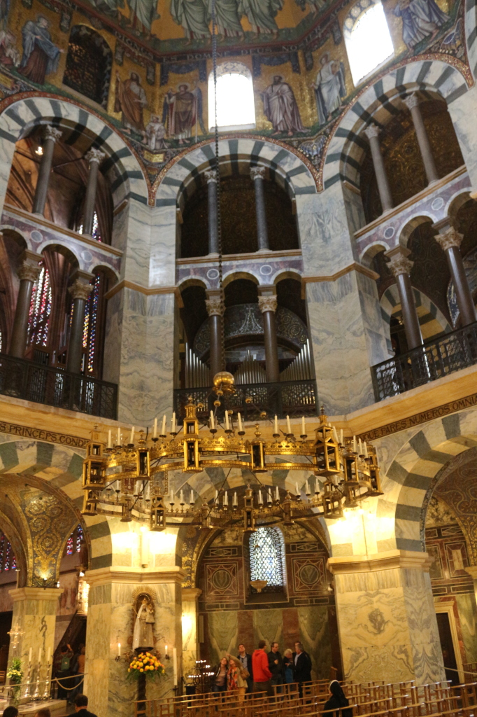 Main octagon dome with Barbarossa chandelier